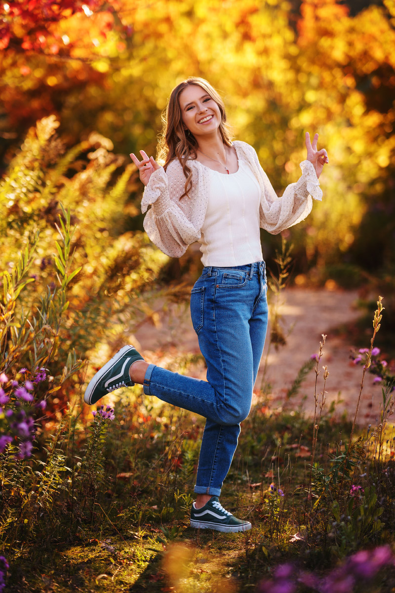 Boise Idaho senior photo of senior girl in Kathryn Albertson Park in autumn